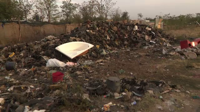 Gunoaiele din Sintești ard zi și noapte, iar localnicii s-au obișnuit deja cu descinderile. „Desfacem să luăm pâine la copii”