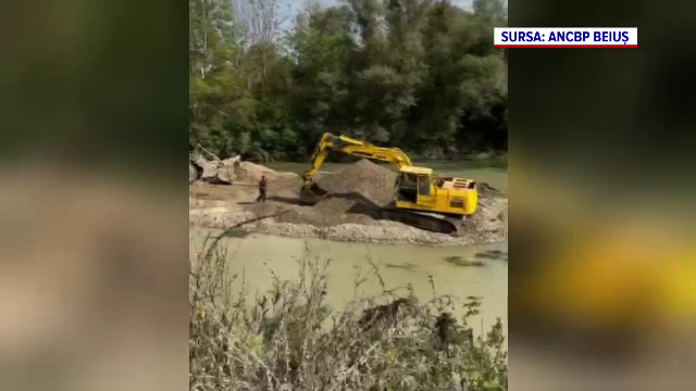 Balastieră clandestină în mijlocul Crișului Negru. Reacția muncitorilor când au văzut că vin inspectorii de la Garda de Mediu