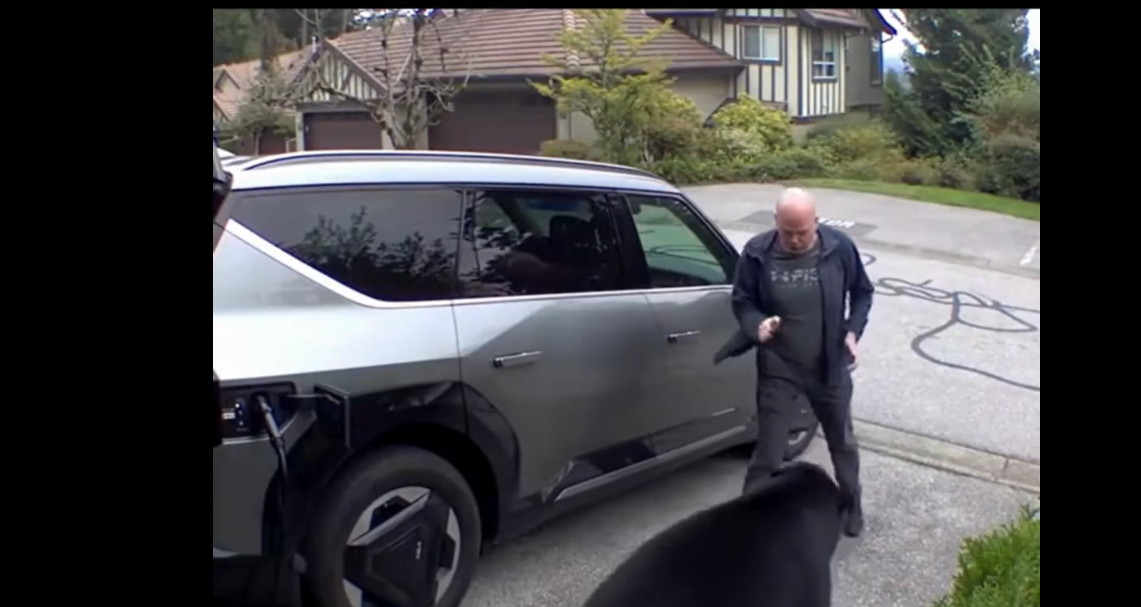 VIDEO. Cum a reacționat un bărbat din Canada după ce s-a întâlnit nas în nas cu un urs negru în garaj. Gestul care l-a salvat