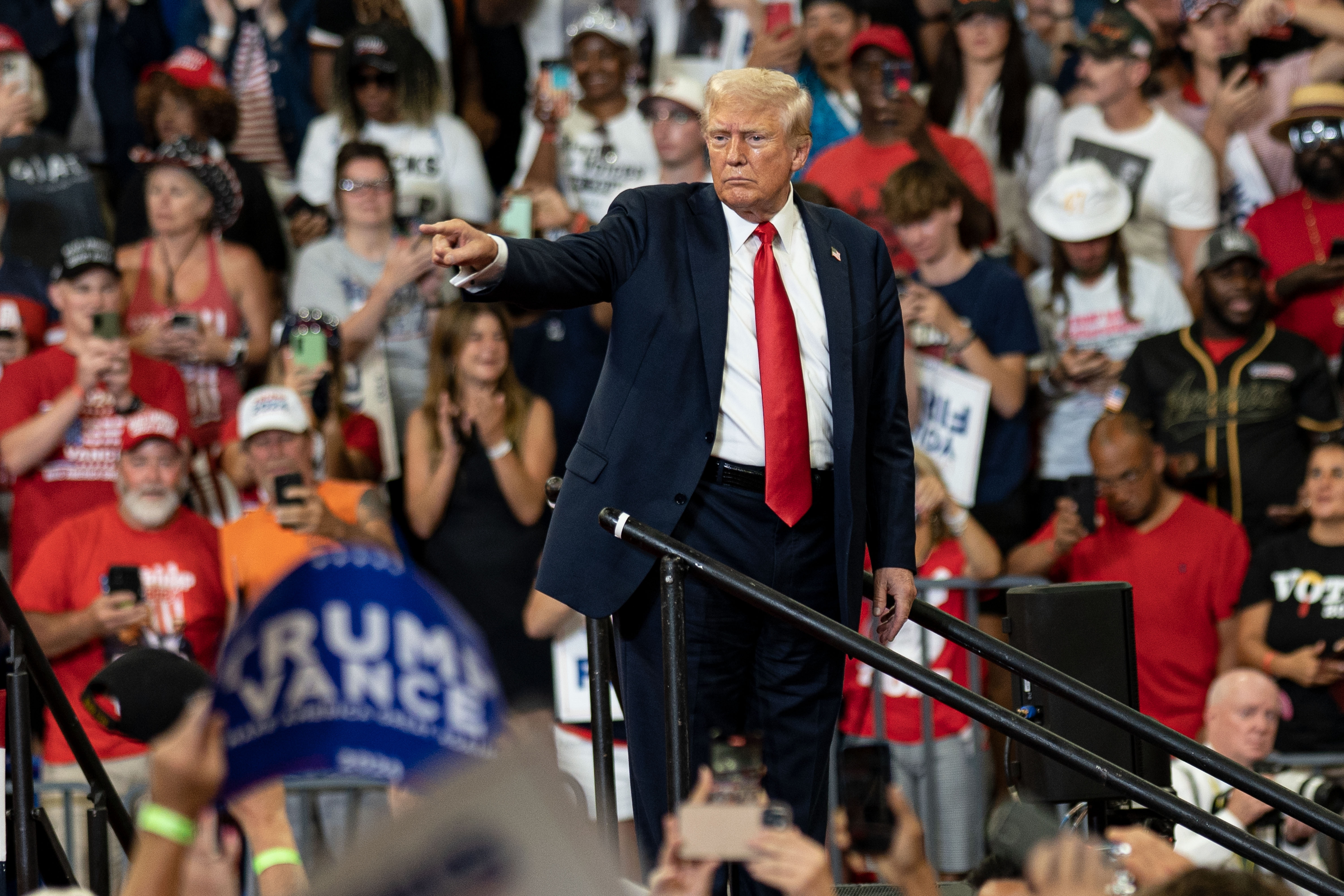 Ruşii ar fi lansat un videoclip fals în care un bărbat distruge buletine de vot în favoarea lui Donald Trump