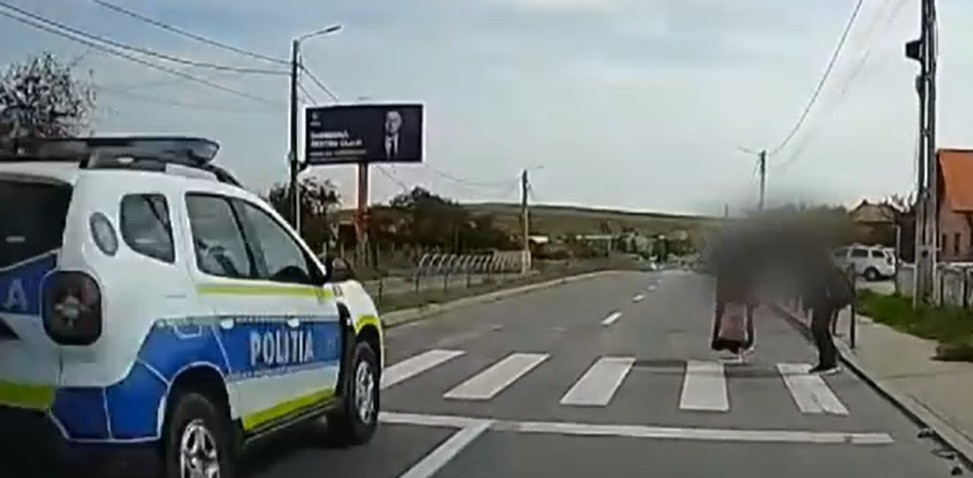 Două femei din Cluj, la un pas să fie lovite, pe „zebră”, de o mașină de poliție. Autospeciala nu avea girofarul pornit