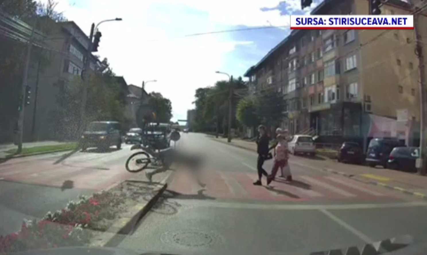 „Răzbunarea bicicletei”. Momentul în care un biciclist a dat în bordură și a fost lovit de vehicul