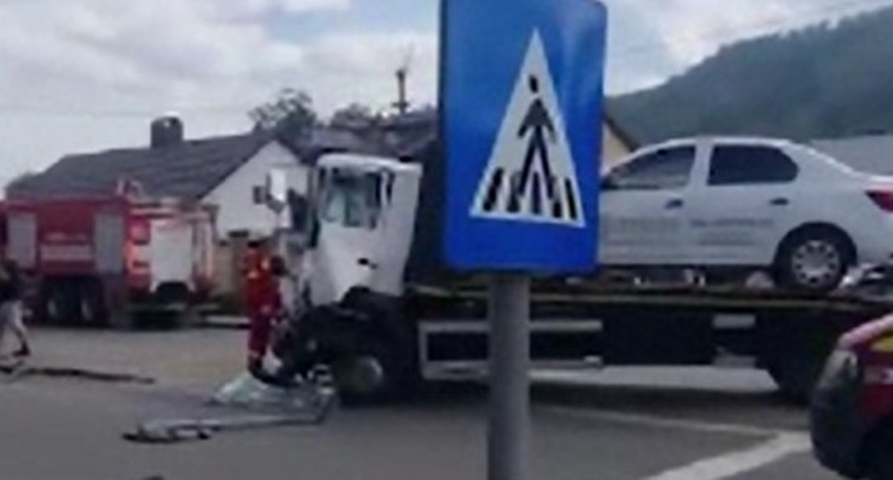 Grav accident rutier în Gura Humorului. Coliziune între un TIR şi o platformă auto într-un sens giratoiu
