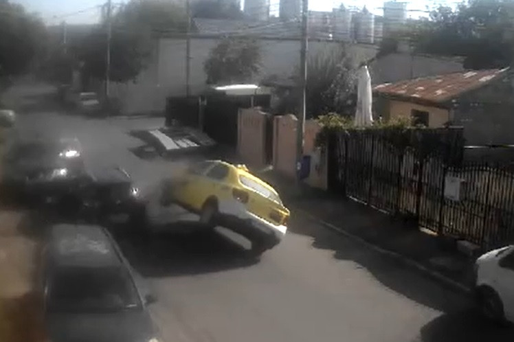 Un taximetrist băut a provocat trei accidente rutiere în doar câteva minute, în București. Ce au surprins camerele video