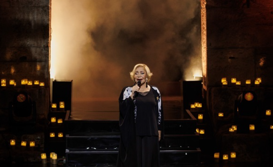 Una dintre cele mai populare cântăreţe din Grecia a suferit un accident vascular cerebral în timpul unui concert