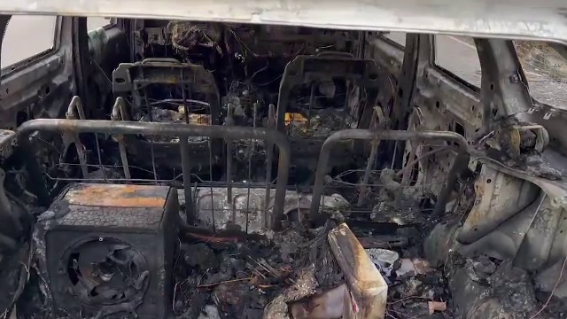 Motivul incredibil pentru care piromanul din Codlea ar fi incendiat trei mașini și fațada unui bloc