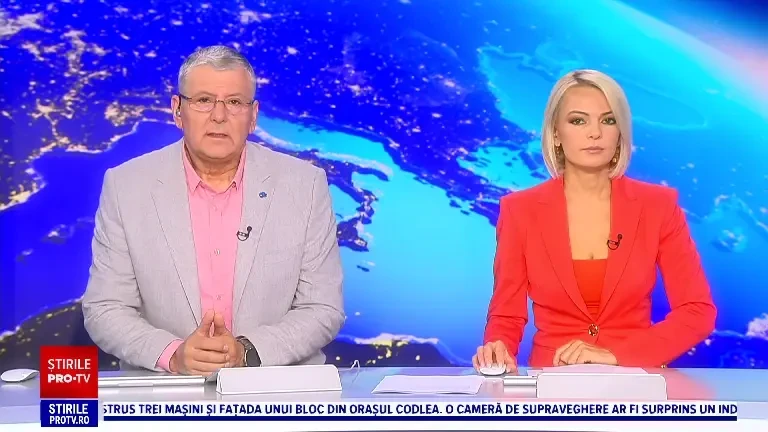 Grav accident rutier în Gura Humorului. Coliziune între un TIR şi o platformă auto într-un sens giratoiu