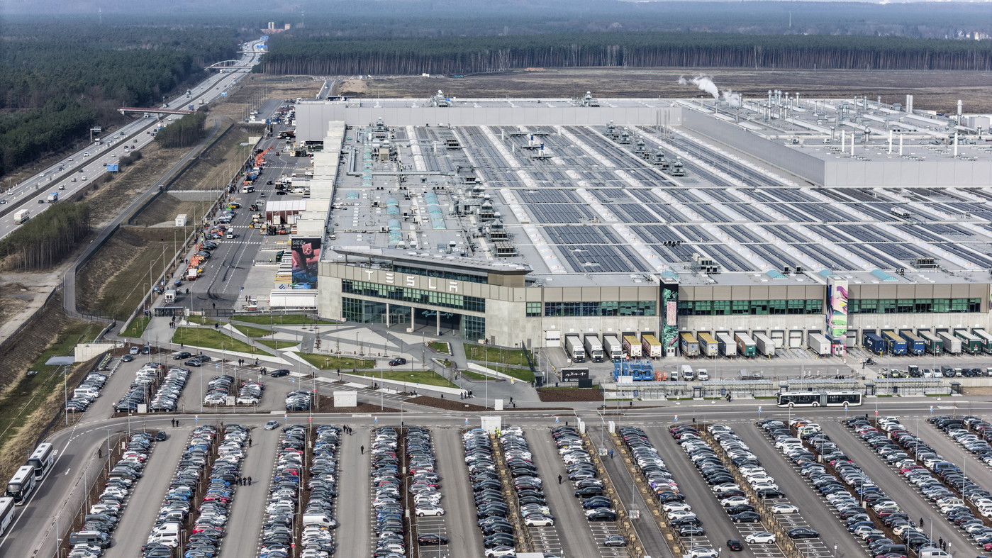 Șefii unei mari fabrici, inspecții la angajații aflați în medical. „Nu e loc pentru cei care nu se pot da jos din pat”