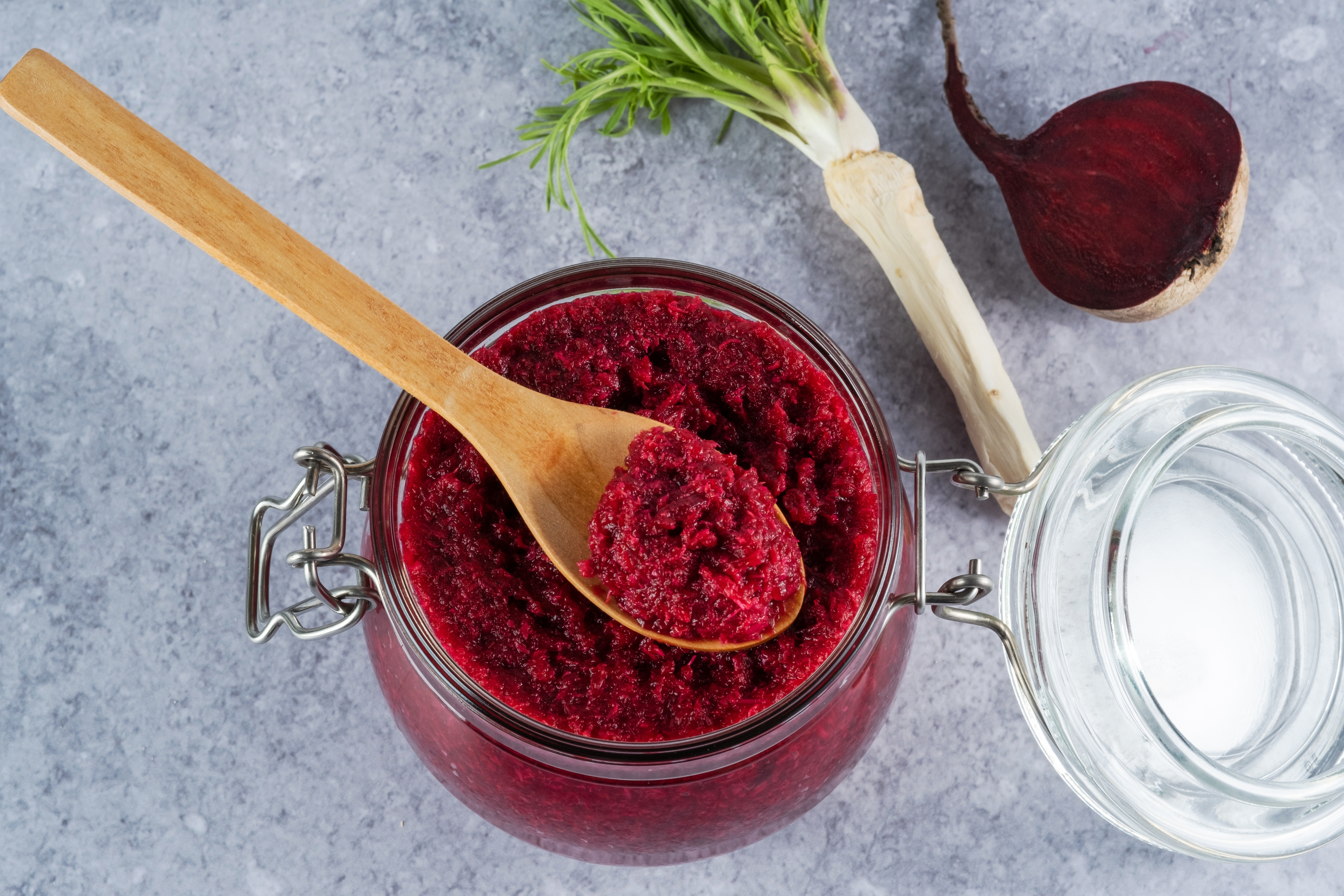 Hrean la borcan – cum să pui hrean pentru iarnă. Cu sfeclă, în oțet sau cu miere. De ce este folosit ca remediu natural