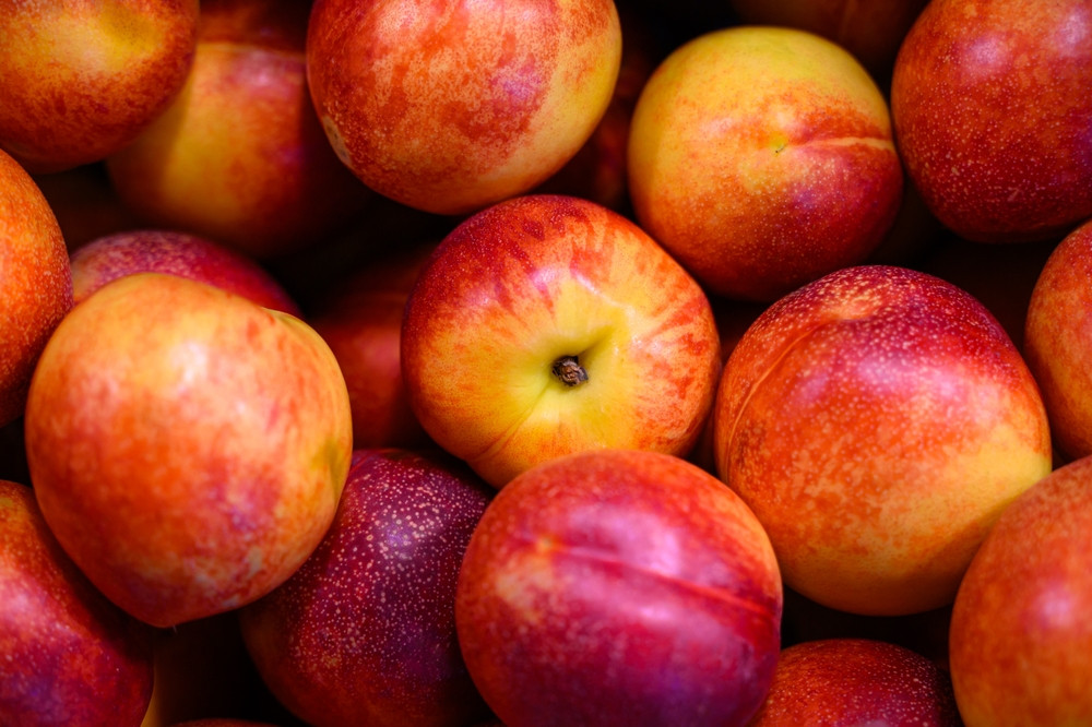 Nectarine cu nivel ridicat de pesticide, retrase de la vânzare de comisarii ANPC. În ce magazine erau comercializate