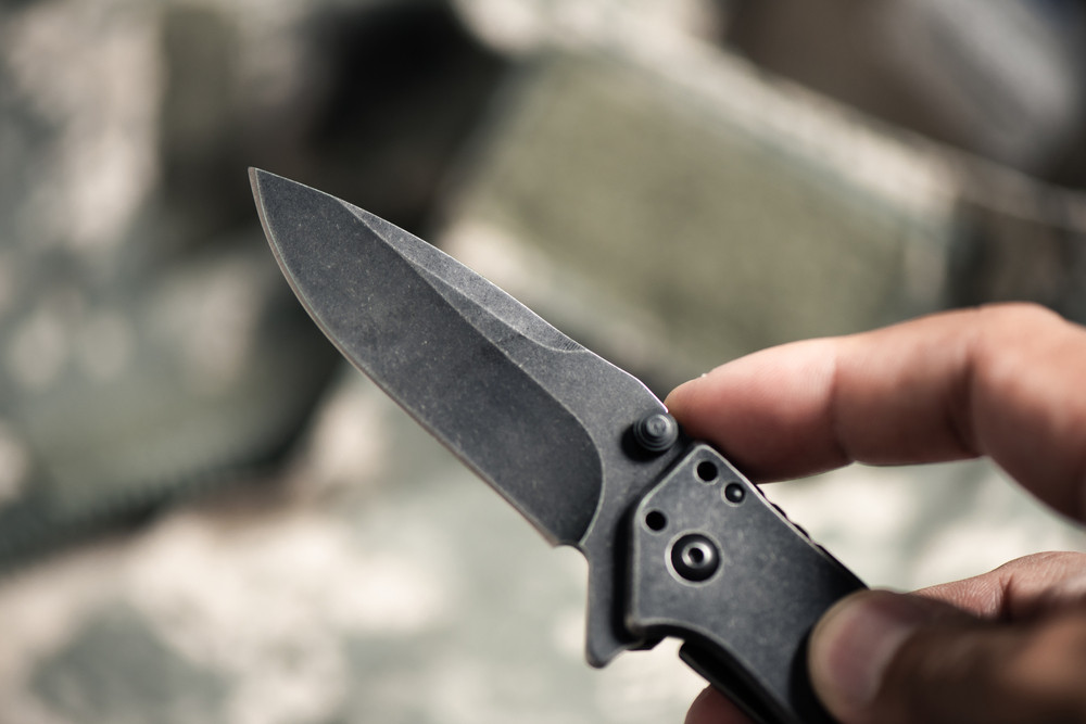 Un elev din Arad a fost lovit cu piciorul în faţă de un alt băiat, care a încercat să îl rănească cu un briceag