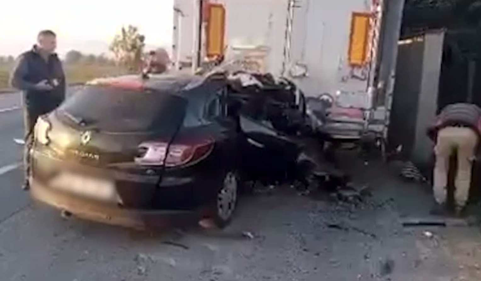 Un pompier salvator nu a mai putut fi salvat după ce ajuns cu mașina sub un TIR. Ce au găsit colegii lui la fața locului