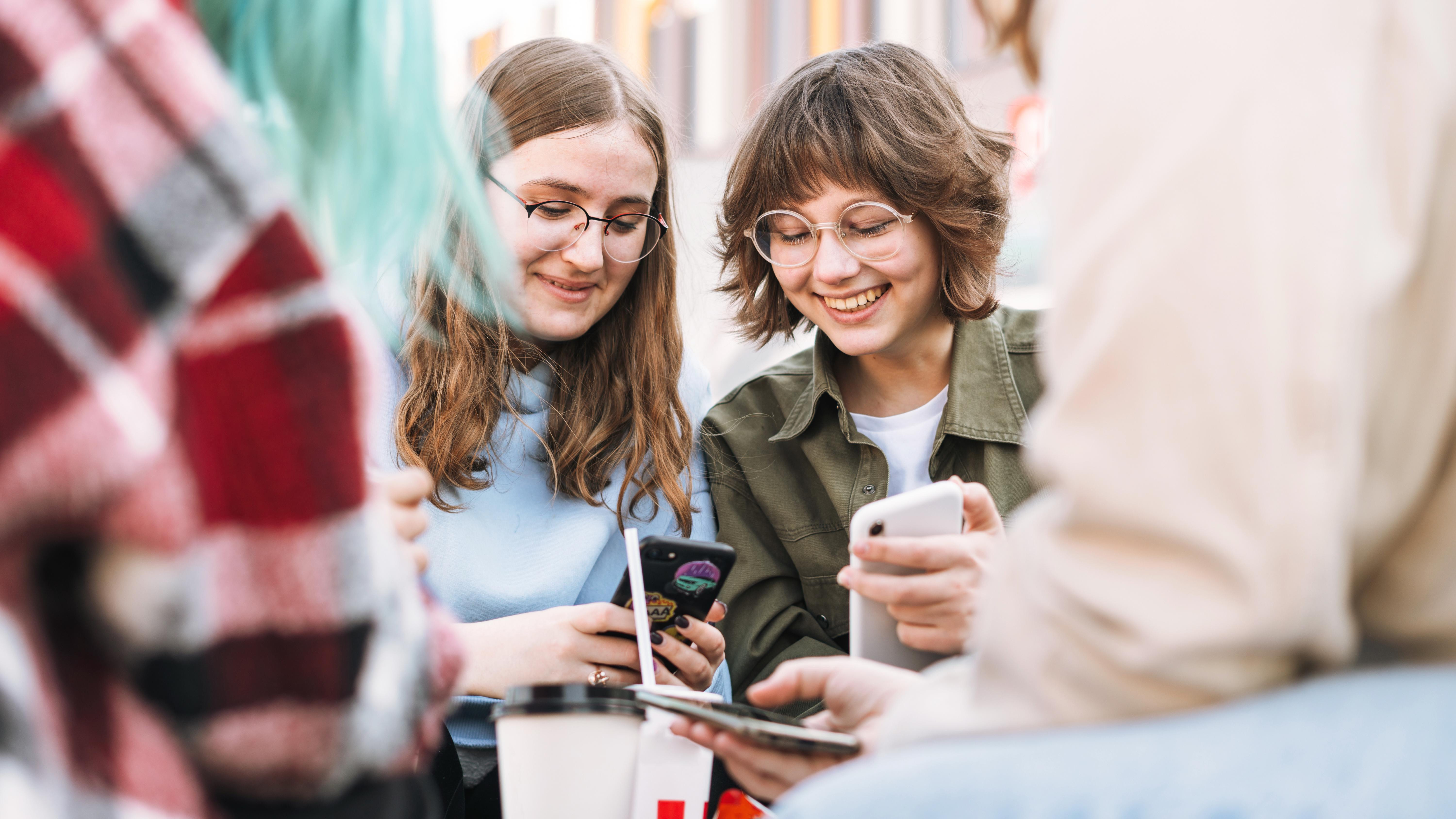 Generația Z și educația tradițională: merită să faci facultate sau e timpul pentru alternative?