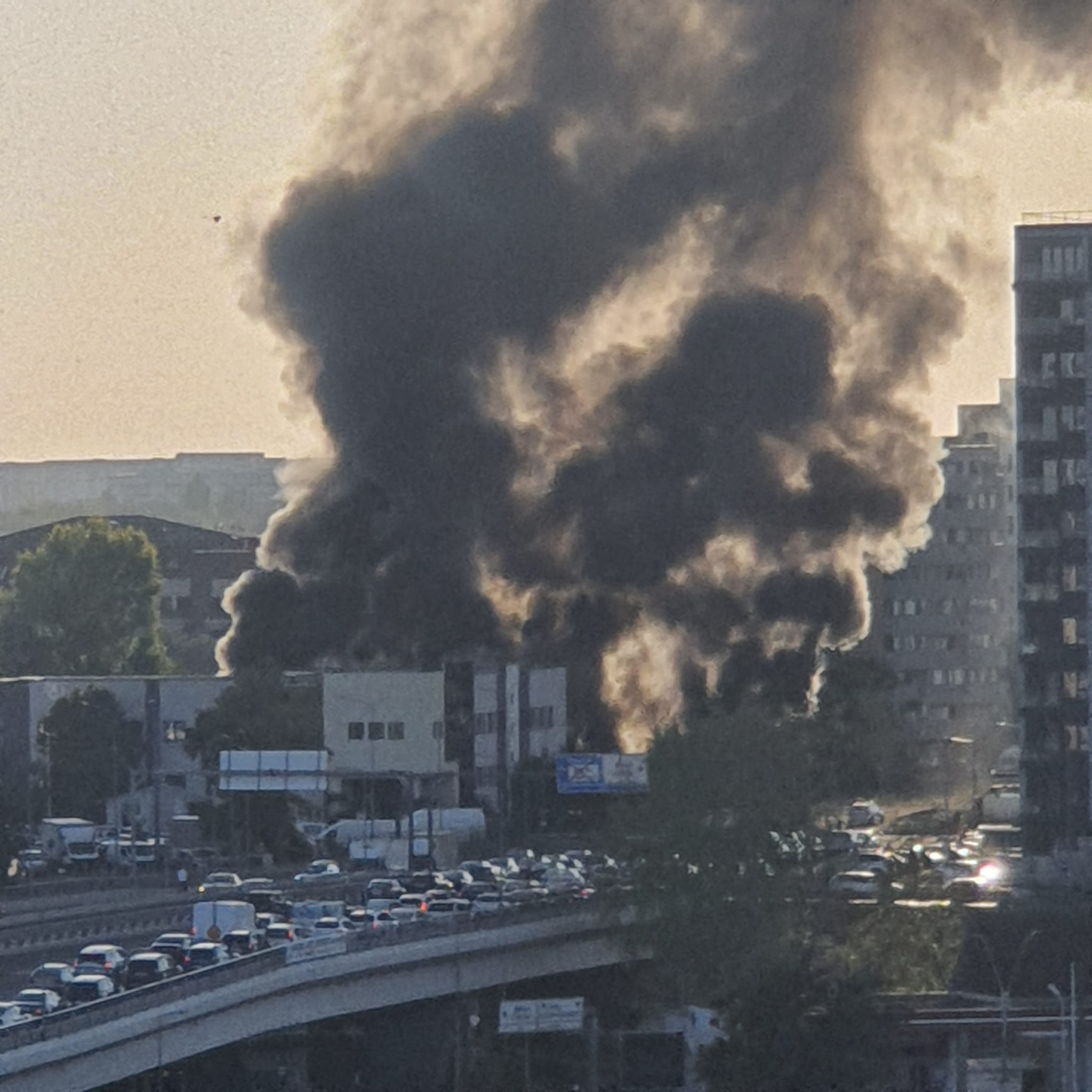 Incendiu puternic în București. Flăcările au cuprins mai multe containere în care locuiau cetățeni ucraineni