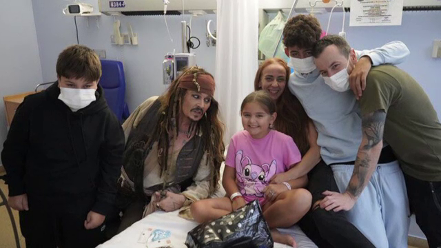 Johnny Depp a vizitat copiii internați într-un spital din Spania, costumat în personajul Jack Sparrow. Reacția celor mici