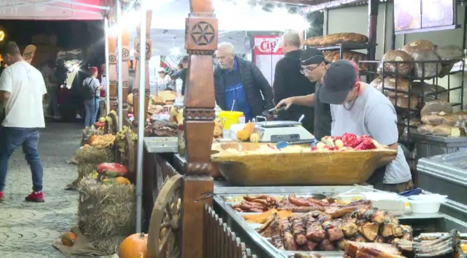 În Parcul Titan din București a început un târg unde oaspeții regăsesc aromele toamnei. Serile se încheie cu spectacole