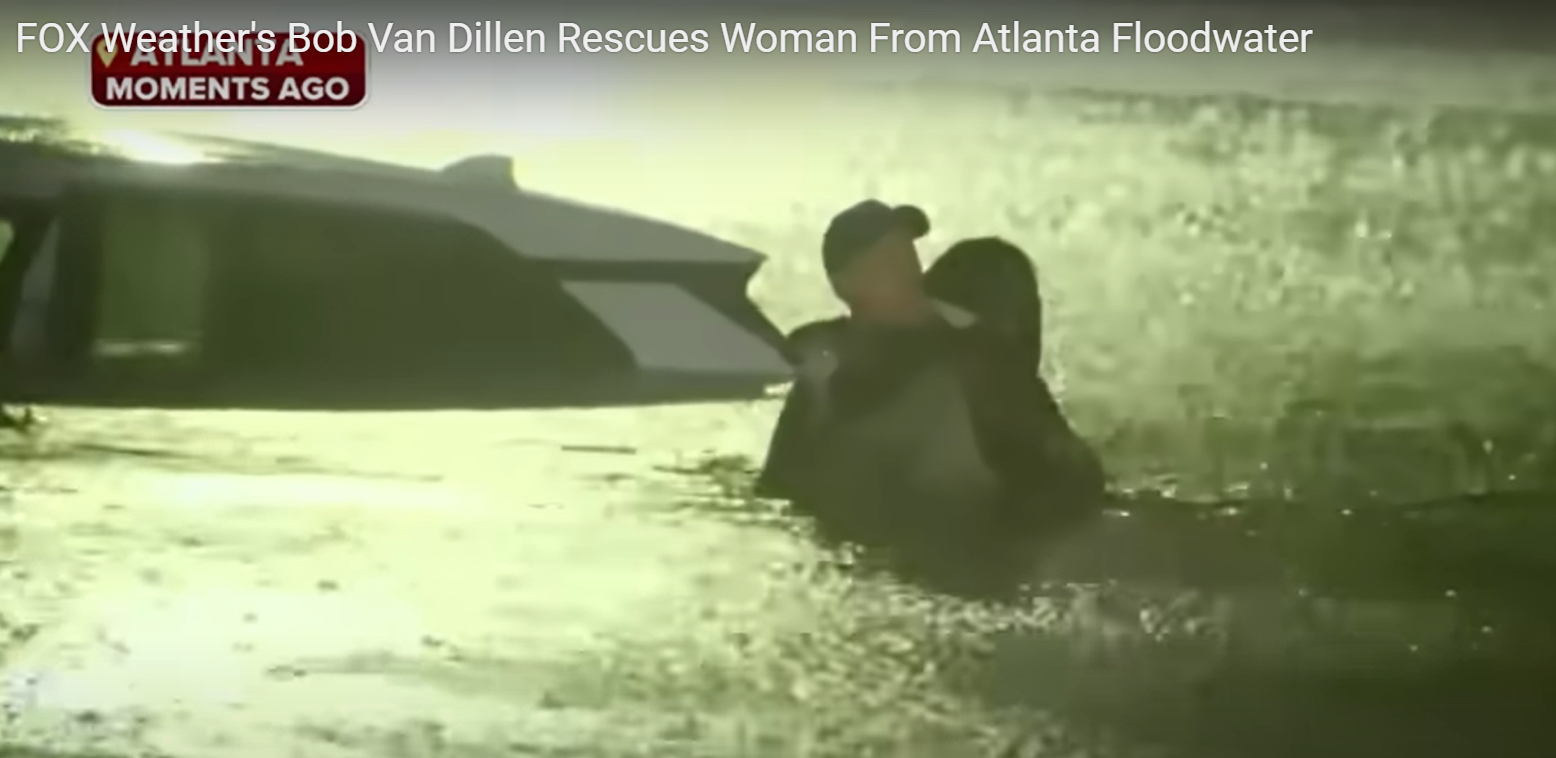 Un reporter a abandonat transmisia live pentru a salva o femeie dintr-o mașină scufundată de uraganul Helene | VIDEO