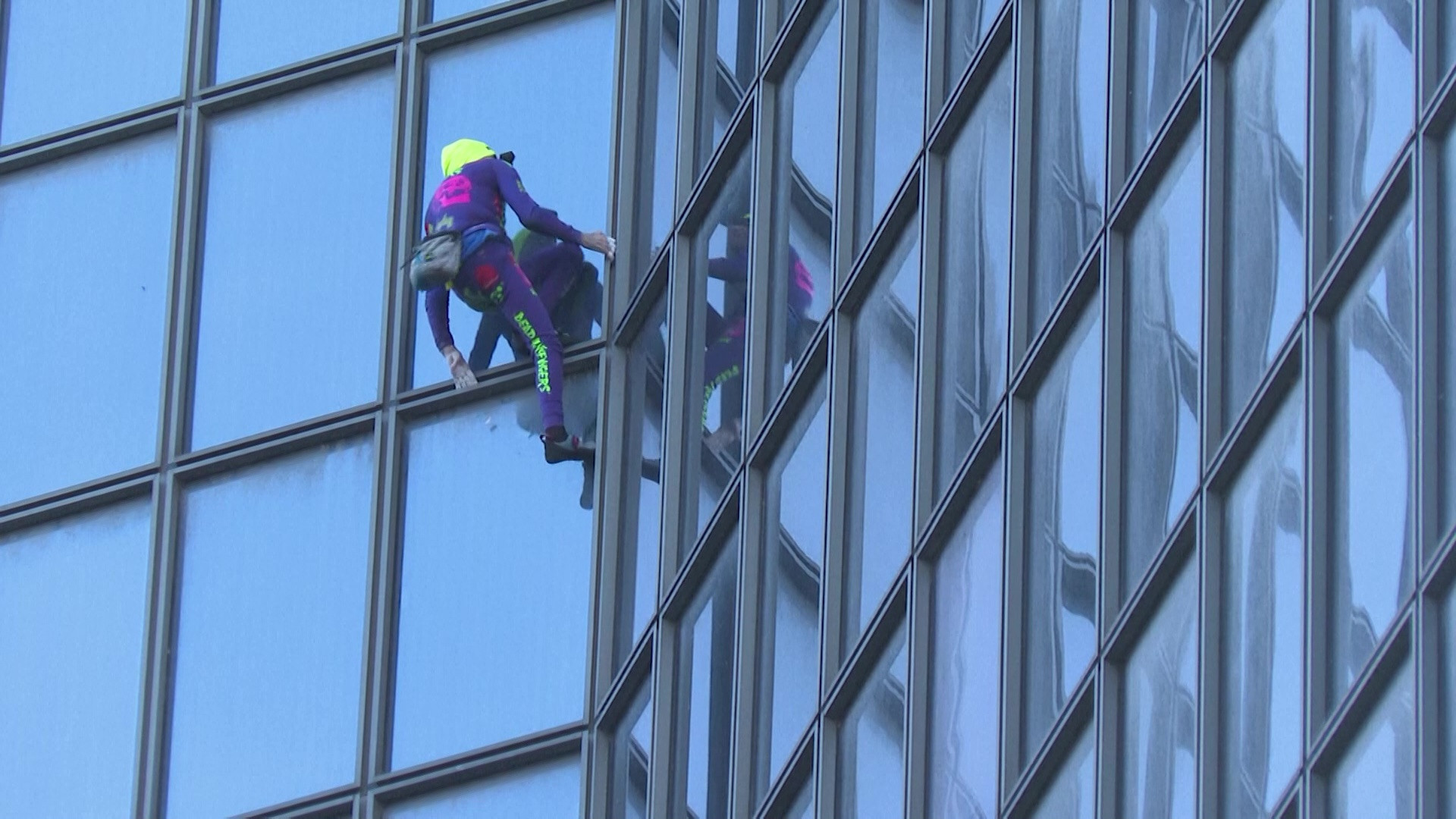 VIDEO. ”Omul Paianjen francez”, în vârstă de 62 de ani, a escaladat un zgârie-nori din Paris, fără coardă sau altă asigurare