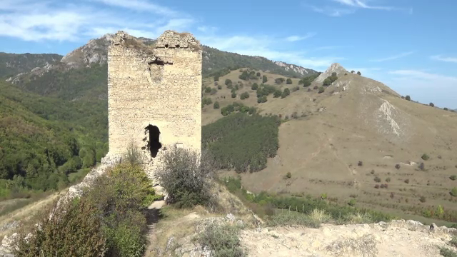 Cetatea Colțești din Alba, plină de turiști la final de septembrie. O noapte de cazare în zonă costă de la 150 de lei în sus