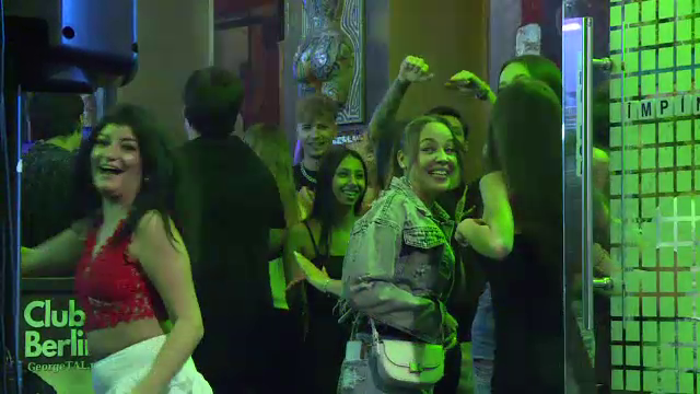 Studenții au petrecut în Centrul Vechi o ultimă noapte înainte de începerea cursurilor. ”Sărbătorim finalul vacanței”