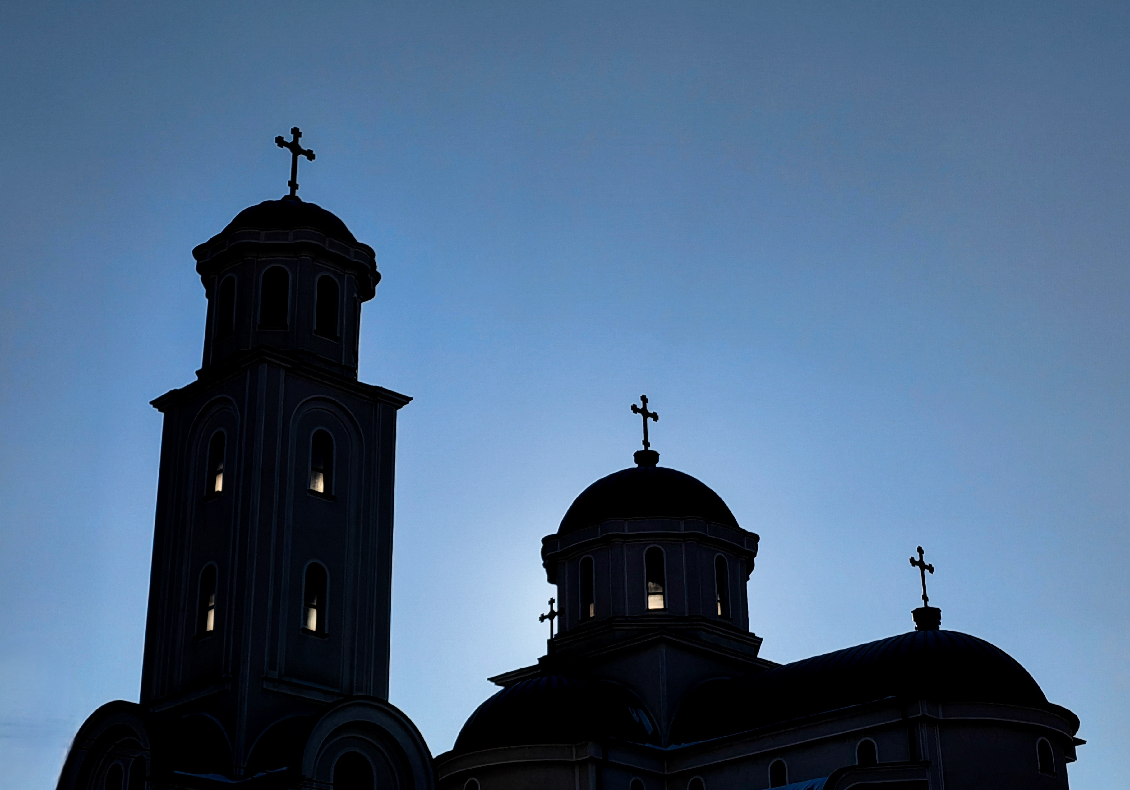 Clopotele bisericilor bat pentru dispersarea norilor. Ce le cere credincioșilor Patriarhia Română