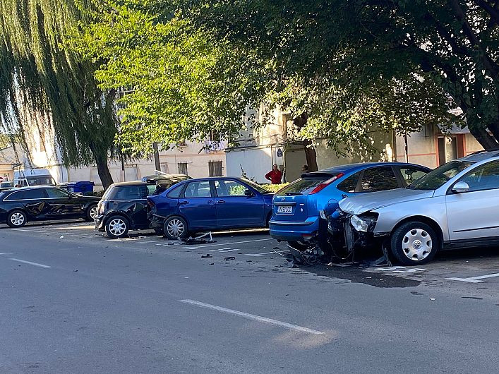 O șoferiță neatentă din Focșani a distrus șapte mașini parcate. Ce făcea femeia la volan