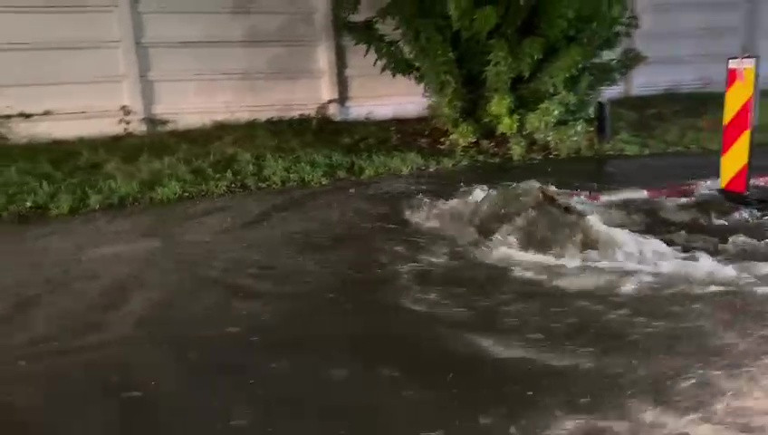 VIDEO. Furtună în Bucureşti. Mijloace de transport, blocate la Podul Grozăveşti, din cauza apei. 3 mașini au fost avariate