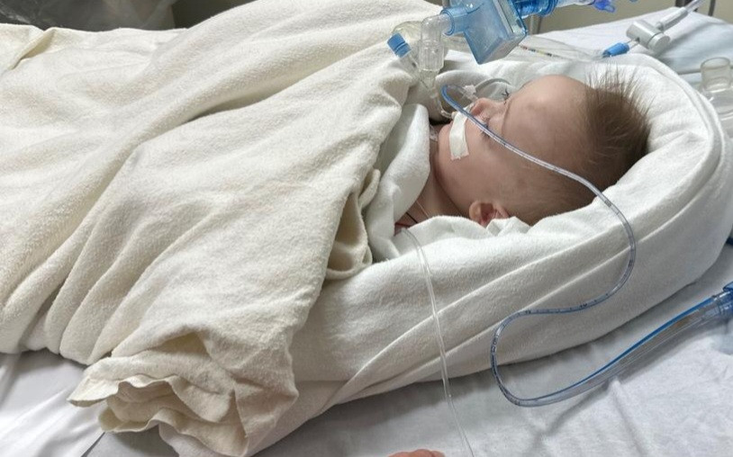 Un bebeluș a ajuns la spital, după ce iubitul mamei sale i-a dat ”îmbrățișarea ursului”, l-a aruncat în aer și nu l-a prins