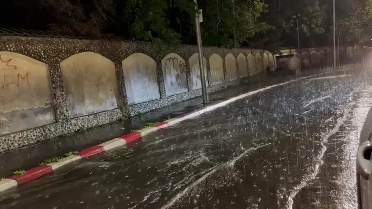 Furtună în Bucureşti. Mijloace de transport, blocate la Podul Grozăveşti, din cauza apei acumulate pe carosabil-1