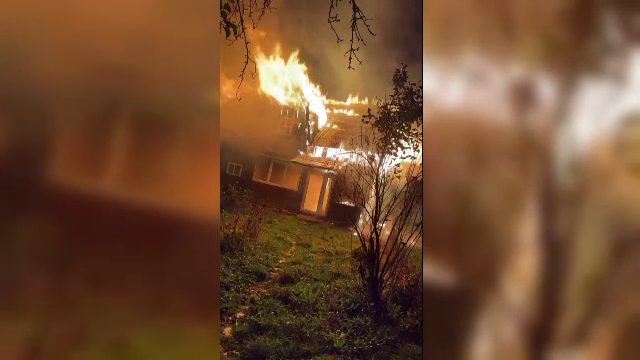 Casă din Suceava incendiată de persoane necunoscute. Totul s-a făcut scrum