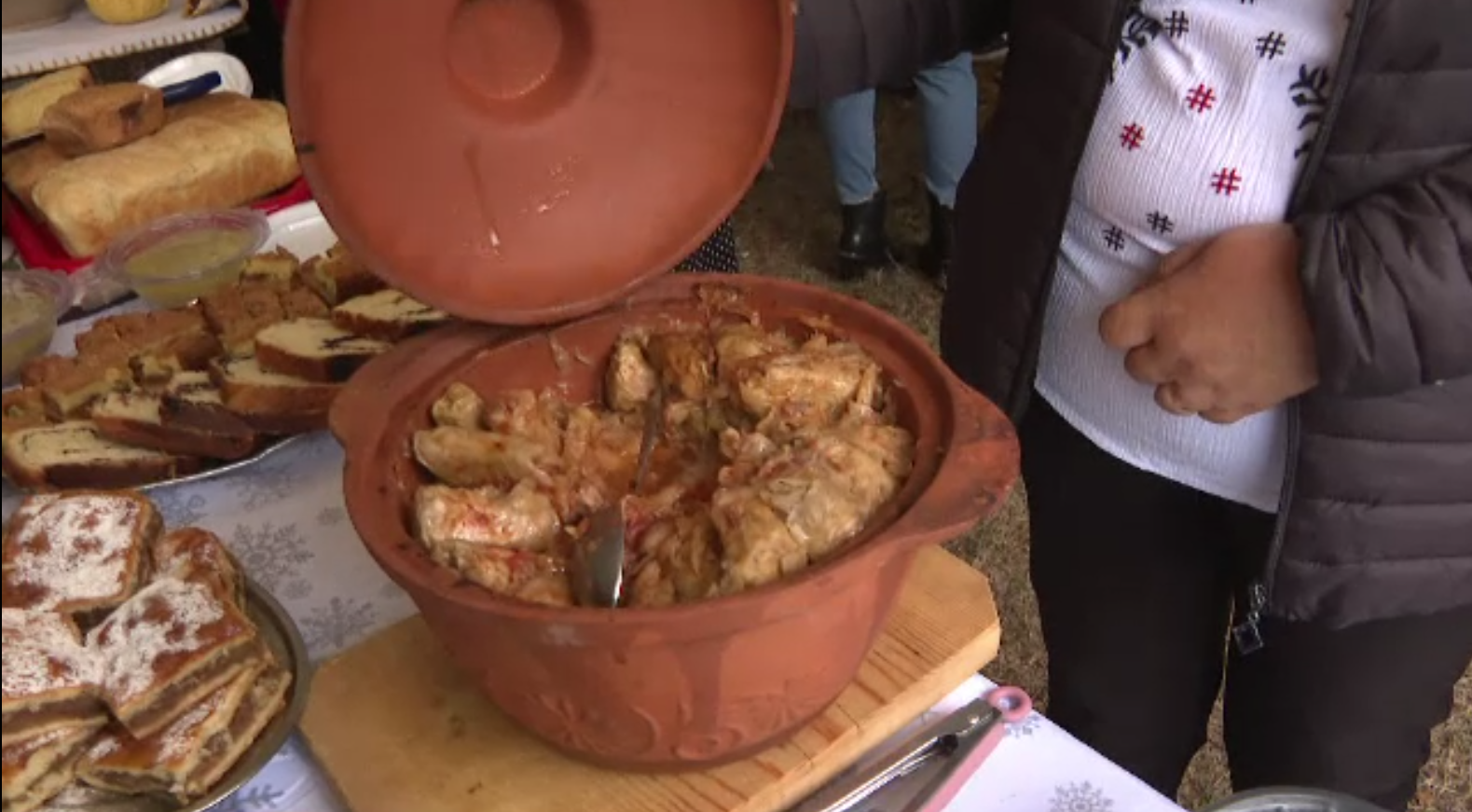 Explozie de arome la Festivalul Sarmalelor și Răciturilor din Gorj. În câteva ore standurile s-au golit