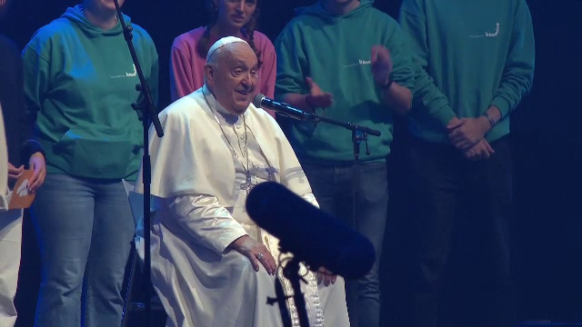 Papa Francisc, vizită surpriză la un festival al catolicilor din Bruxelles. Reacția tinerilor când a apărut pe scenă