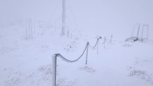 Primele ninsori în România din această toamnă-iarnă. Stratul de zăpadă măsoară cinci centimetri în unele zone