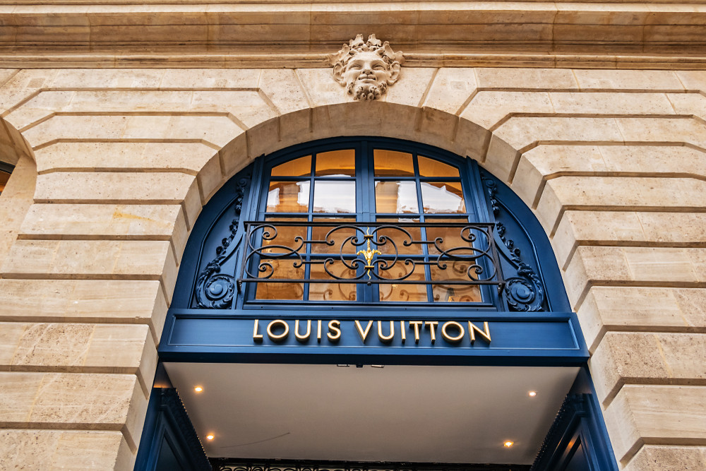 Jaf ca în filme într-un magazin de lux din Paris. Hoții au furat produse de aproape 1.000.000 de euro și s-au făcut nevăzuți