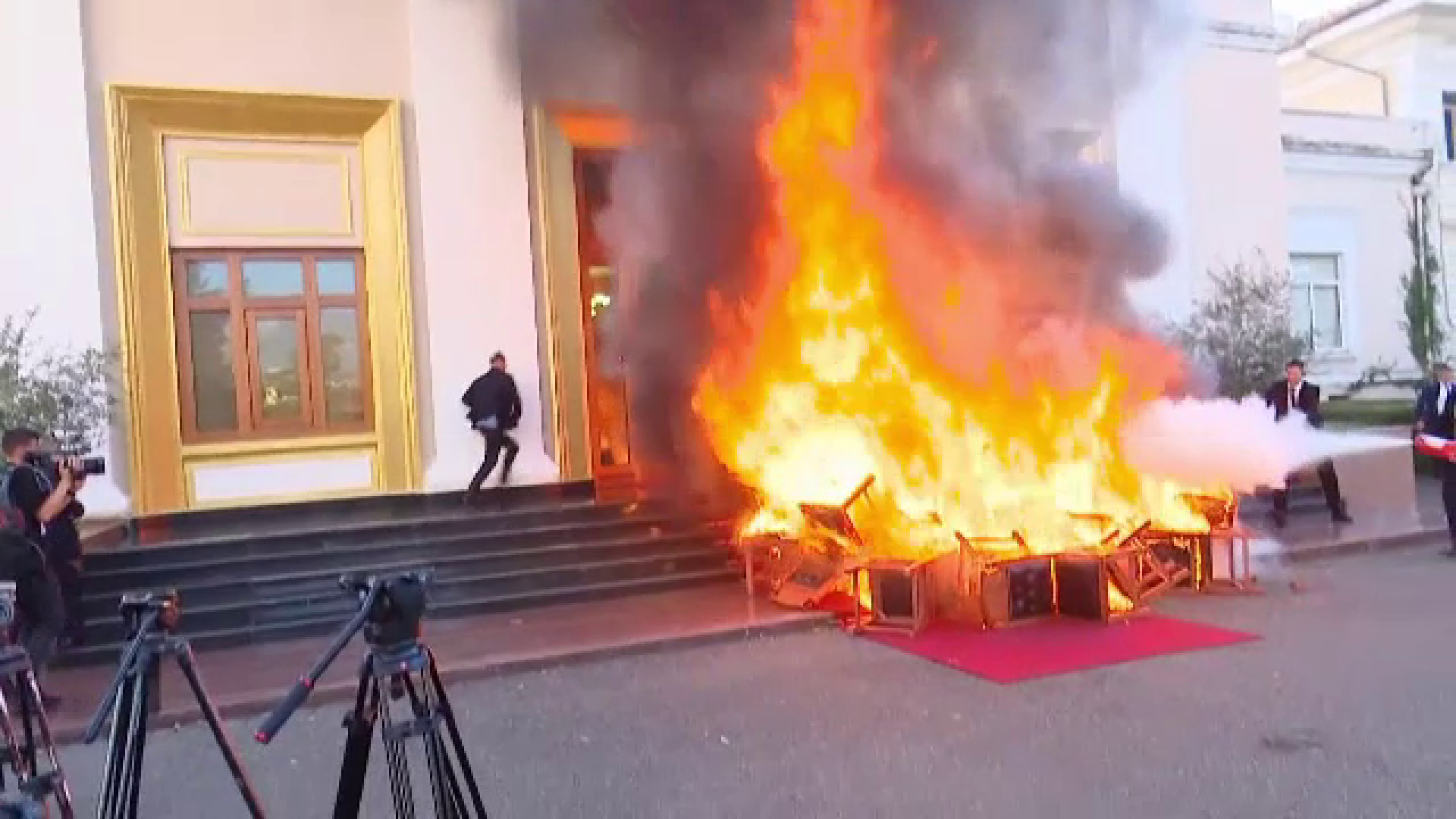 Parlamentarii albanezi au aruncat cu microfoane în președinta legislativului și au dat foc la mobilă