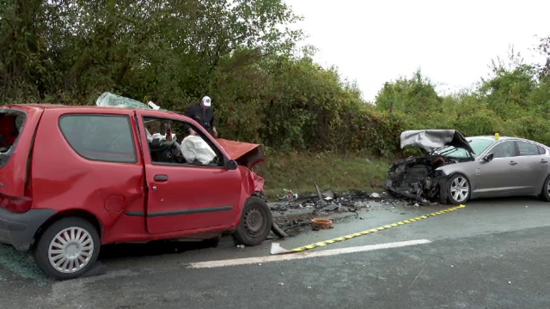 Accident grav în Bistriţa-Năsăud. O mașină condusă de un şofer de 25 de ani s-a ciocnit frontal cu un alt autoturism