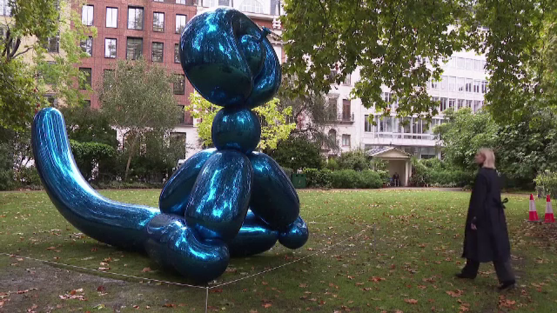 Uriașa sculptură albastră din oțel al cărui preț pleacă de la 12 milioane de euro. Ce reprezintă