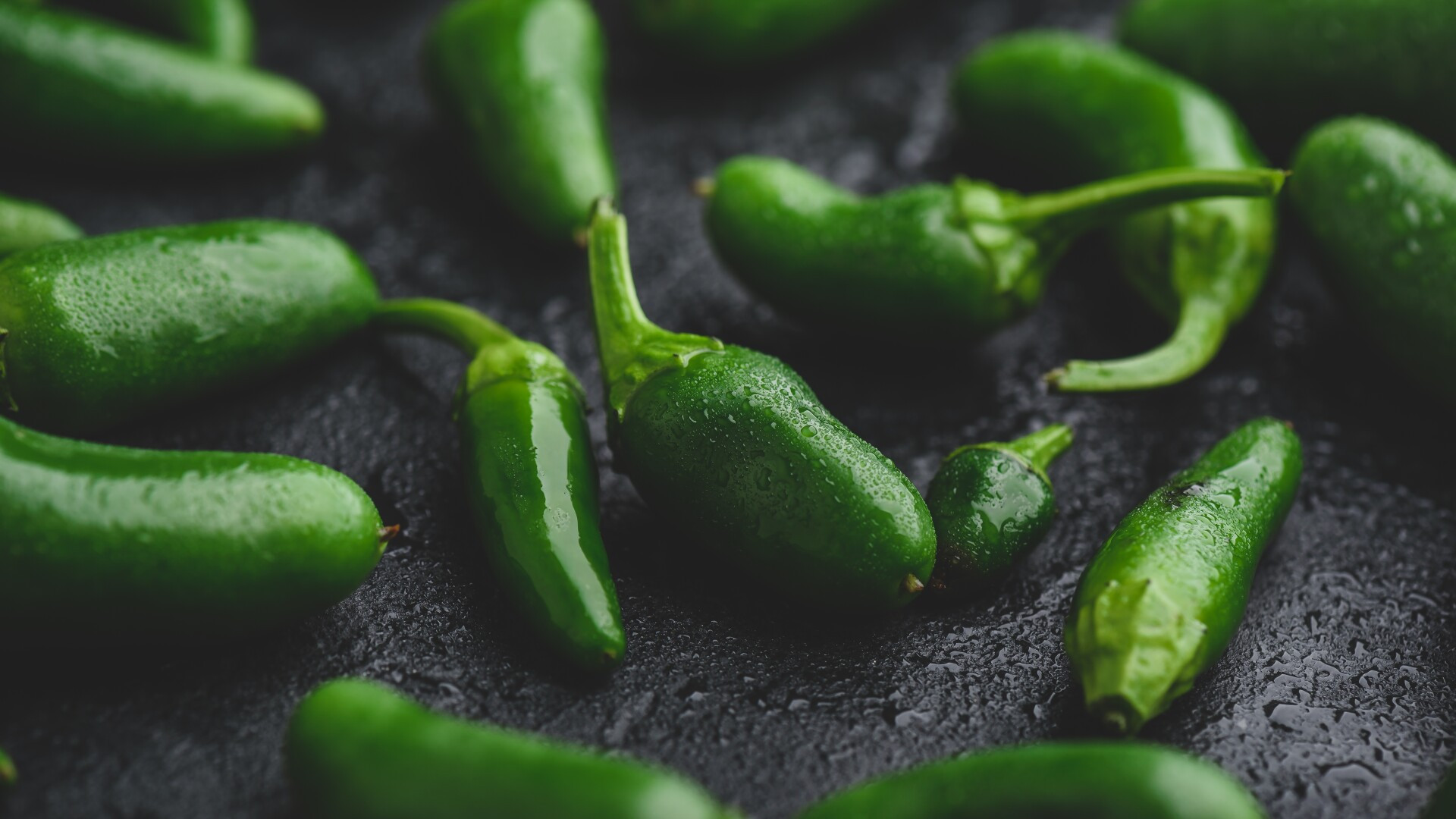 Jalapeno – cât de iute este și cum se consumă. Rețete de dulceață, bulete de brânză cu jalapeno și ardei iuți umpluți