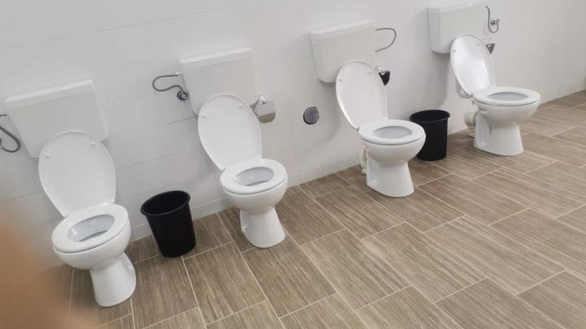 O școală din Gorj a pus WC-urile pentru elevi unul lângă altul, fără să le separe cu nimic. Bonus: Baia nu are nici ușă
