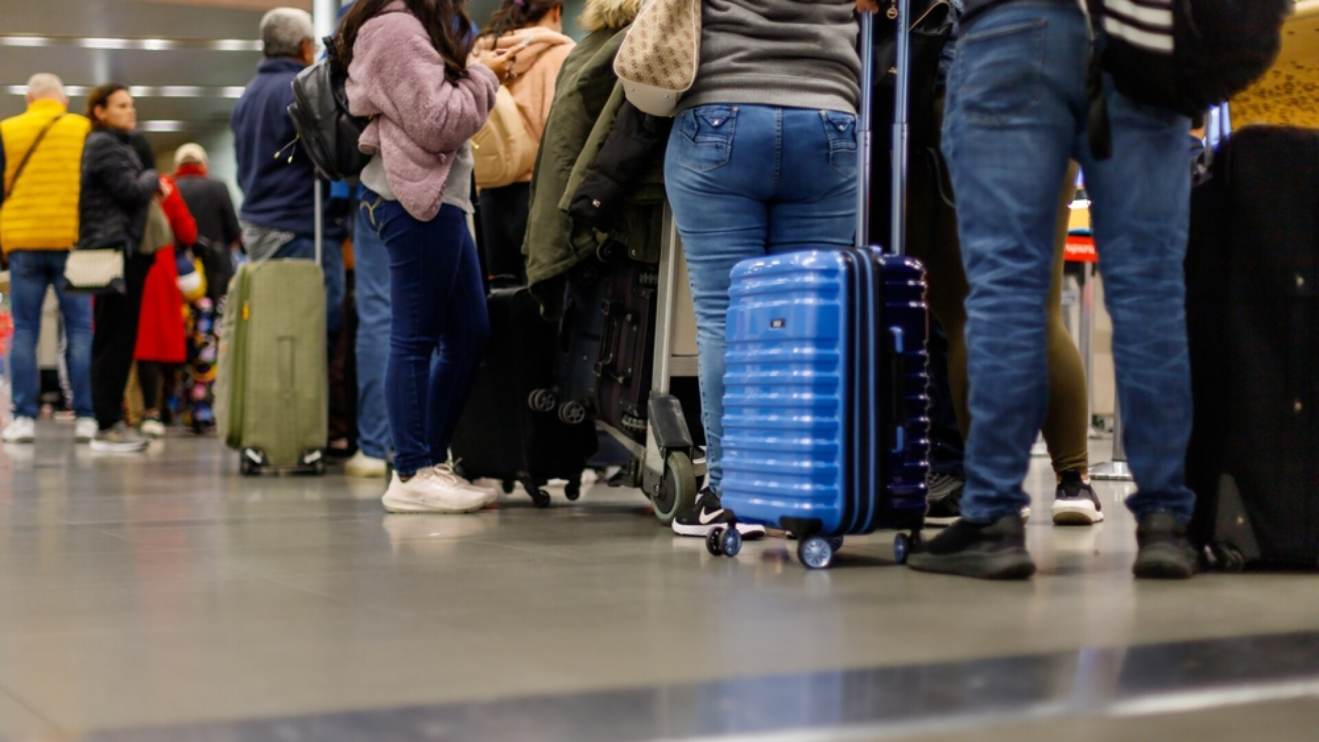 Un bărbat a zburat cu o cutie din polistiren și a fost oprit de autorități într-un aeroport. Surprinzător ce se afla înăuntru