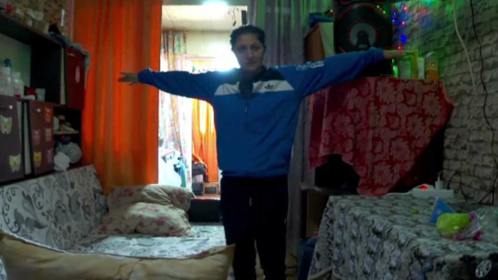 Tinerii români trăiesc în case supraaglomerate. Majoritatea nu au acasă o cameră a lor, și sunt nevoiți să o împartă