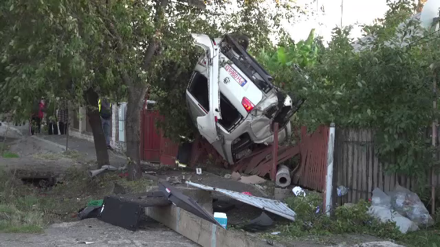 „A zburat până în șanț”. Un bărbat fără permis a murit într-un accident teribil, în Prahova. A fost proiectat zeci de metri