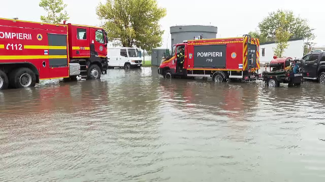 România sub semnul furtunilor. Mașini sub ape, străzi inundate și copaci doborâți de vânt, în Constanța și Galați