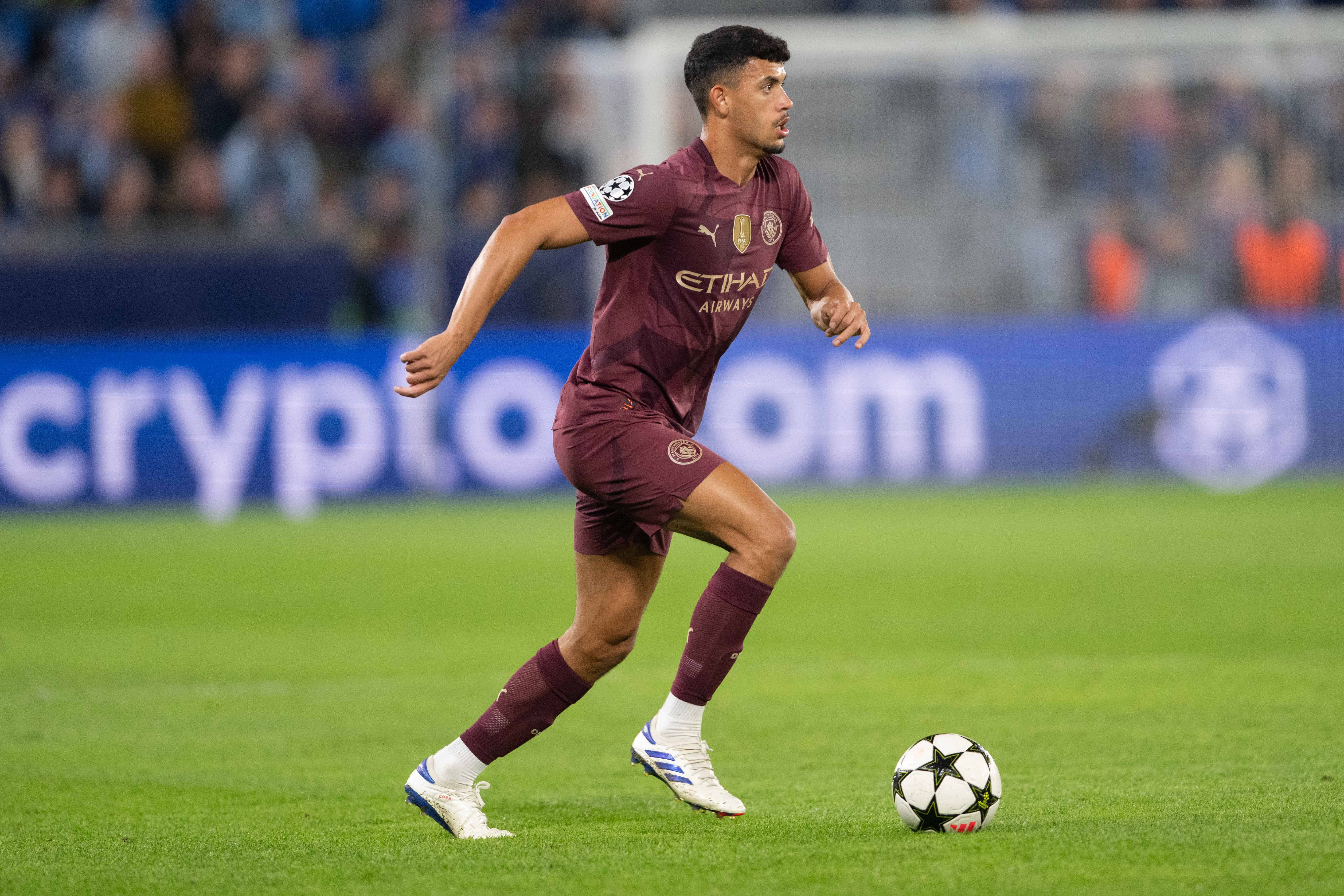 Mijlocaşul echipei Manchester City a fost arestat pentru că a furat telefonul unui fan care îl fotografia în baia unui club