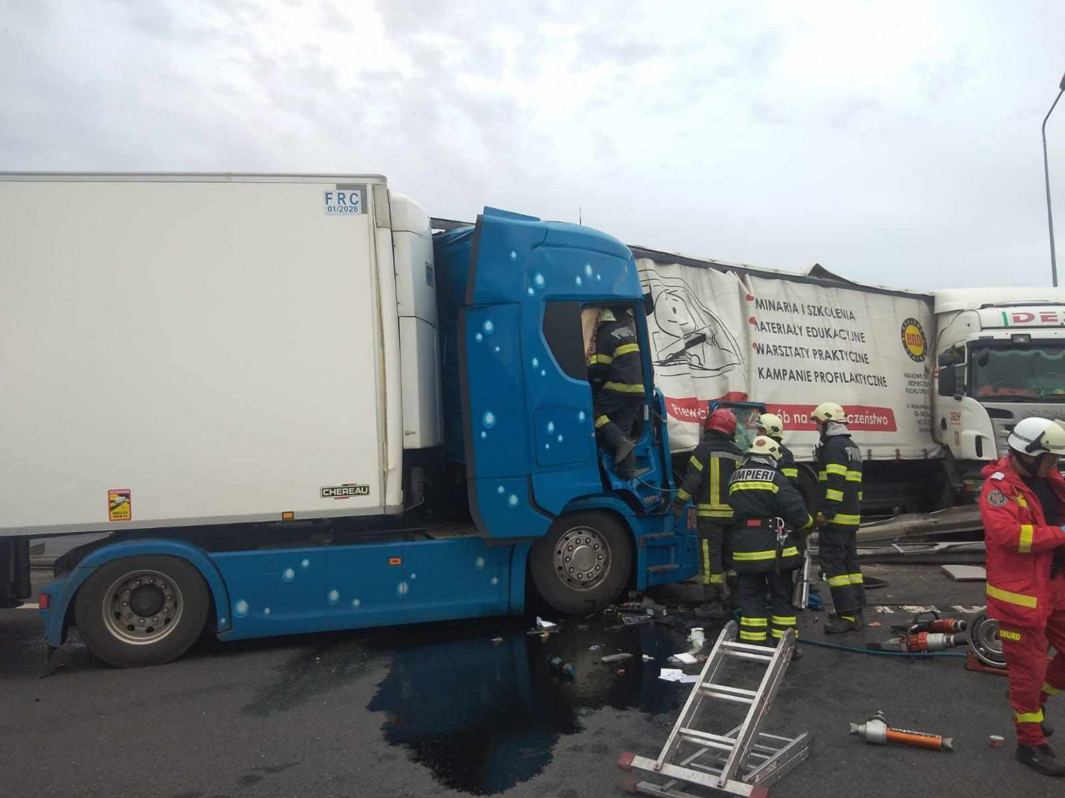Accident mortal pe autostrada A1, lângă Arad. Două TIR-uri și un autoturism s-au ciocnit. Un bărbat a murit, trei sunt răniți