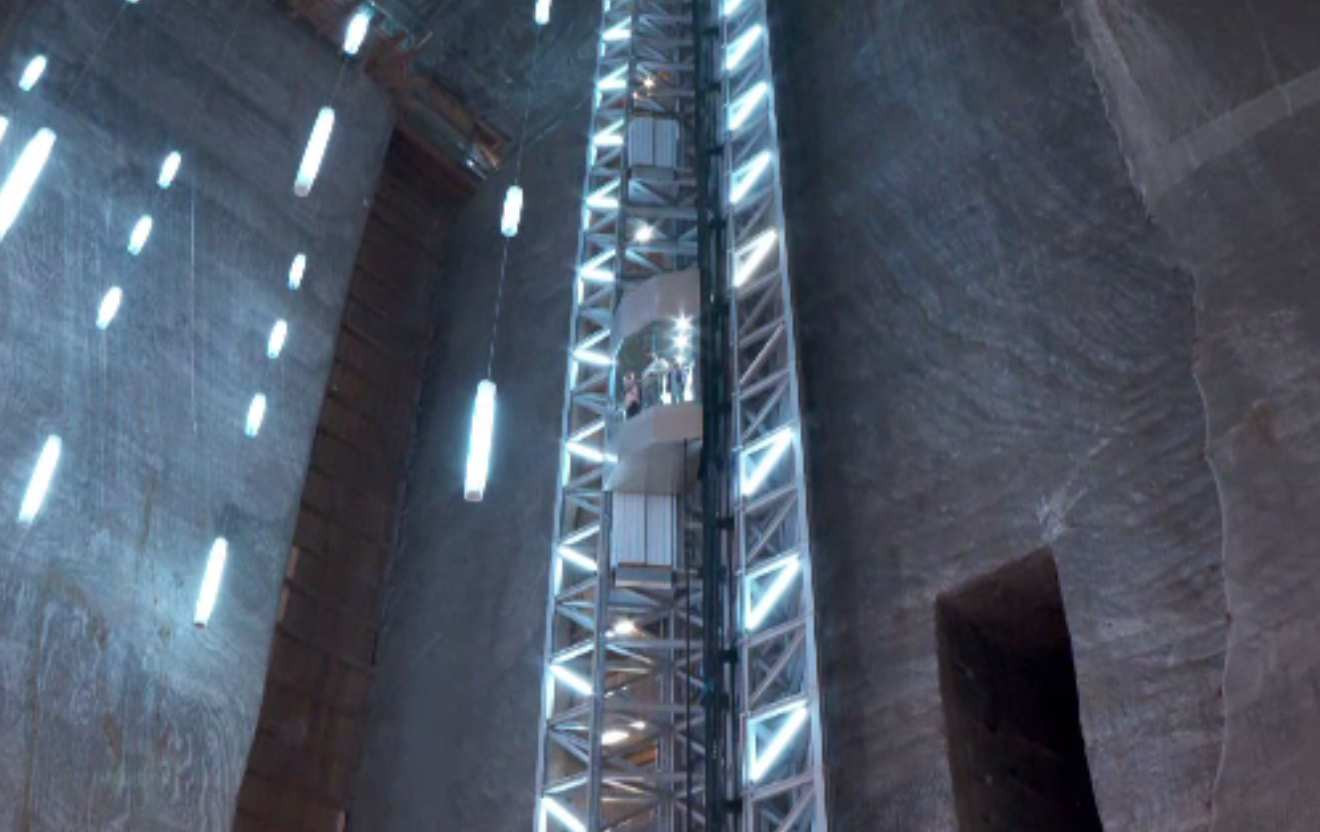 De vizitat. Va avea decoruri SF pentru turiști, lifturi panoramice, alei suspendate, râu artificial de 25 milioane de euro