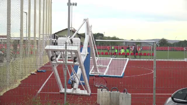 Adolescent din Alba Iulia, rănit după ce a căzut pe el panoul unui coș de baschet. Declarația primarului