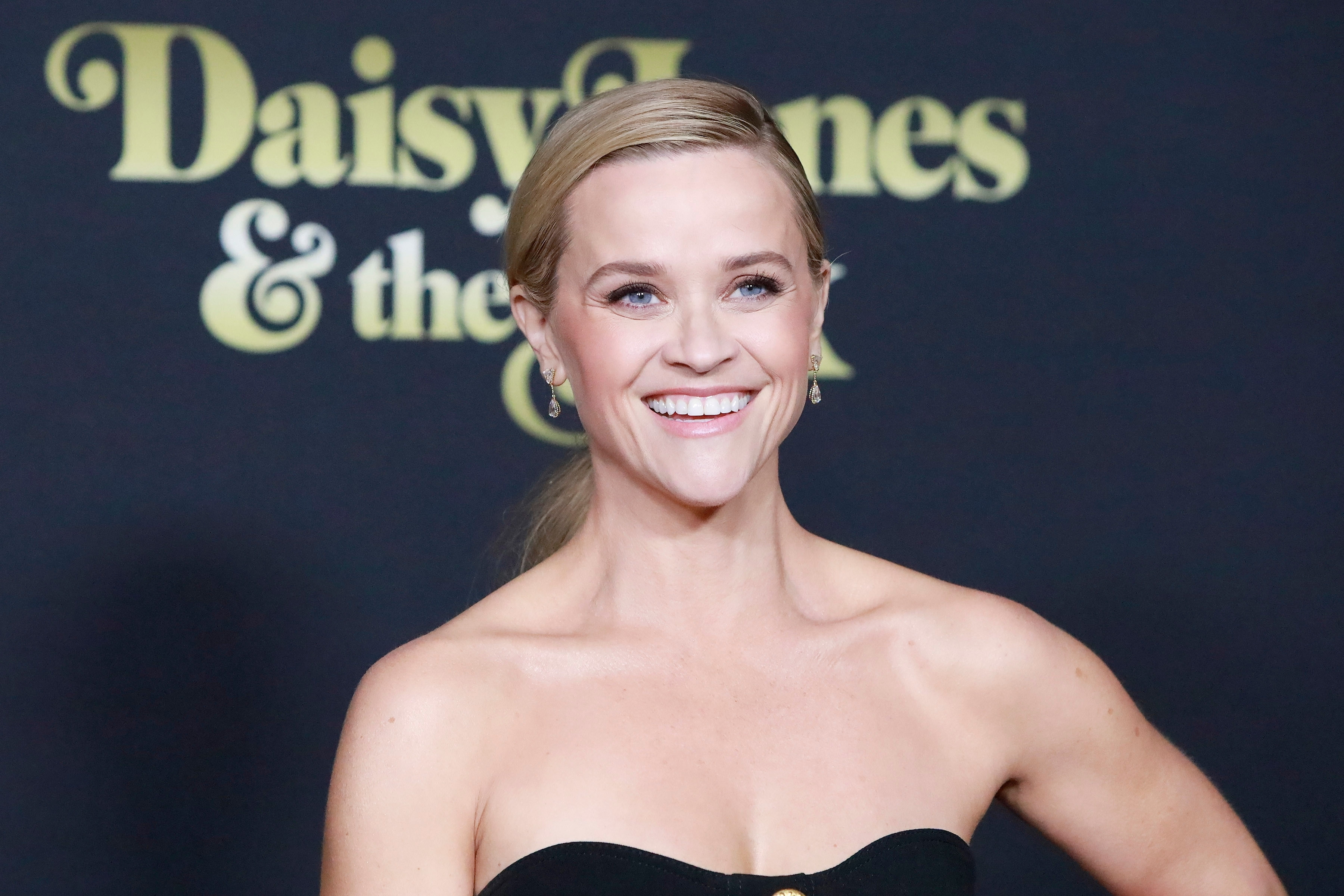 Actrița Reese Witherspoon a anunțat că va lansa o carte împreună cu autorul de thrillere de succes Harlan Coben