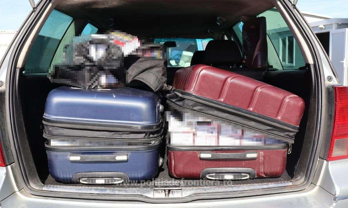 S-a ales cu dosar penal după ce polițiștii din Dolj i-au verificat mașina. Ce au descoperit în bagajele din portbagaj. FOTO