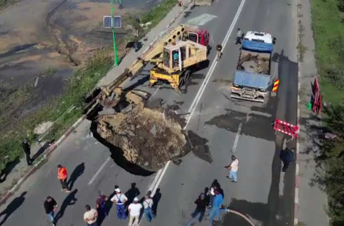 Un crater uriaș a apărut brusc pe o șosea intens circulată din România. Reacțiile șoferilor când le-a apărut în față groapa